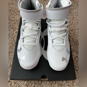 Boys Under Armour Baseball Cleats - White and Silver Size 2.5 NWT New in Box